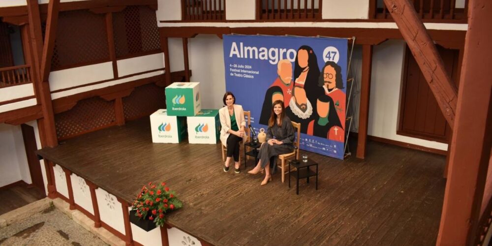 La responsable de patrocinios de Iberdrola, Laura Gil, junto a la directora del Festival, Irene Pardo, en el Corral de las Comedias de Almagro