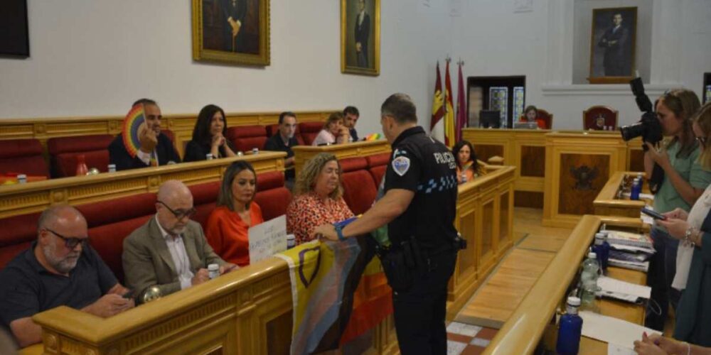 Imagen del momento en el que un Policía Local retira la bandera LGTBI colocada por el PSOE.