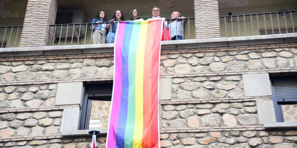 La bandera LGTBI ya cuelga de la sede de CCOO en CLM. Foto: Rebeca Arango.