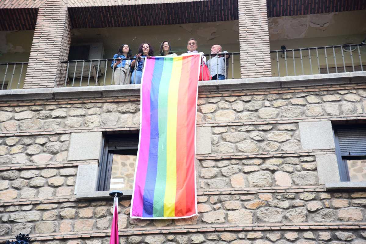 La bandera LGTBI ya cuelga de la sede de CCOO en CLM. Foto: Rebeca Arango.