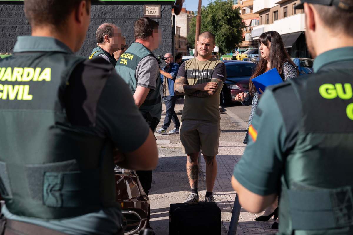 . En la imagen, el dueño del cocodrilo habla con los agentes. EFE/Ángeles Visdómine