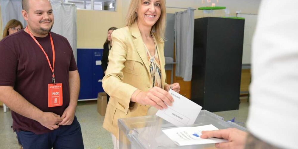 Cristina Maestre votando en las europeas del 9 de junio.