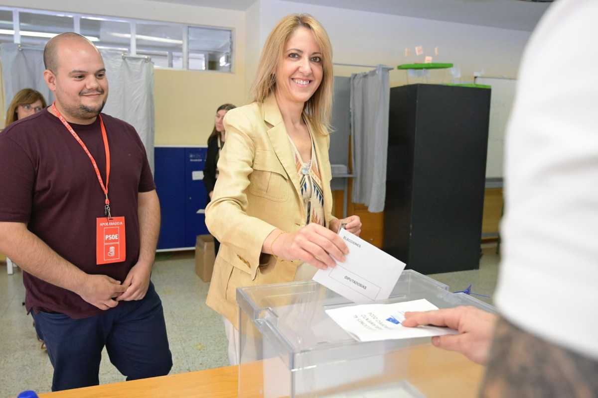 Cristina Maestre votando en las europeas del 9 de junio.