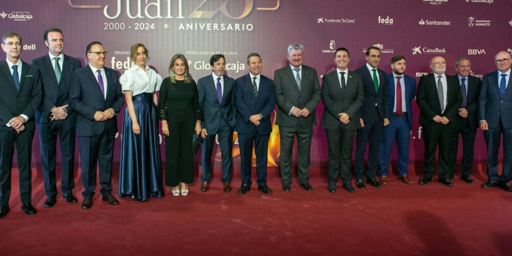 Foto de familia de autoridades en la gala de FEDA.