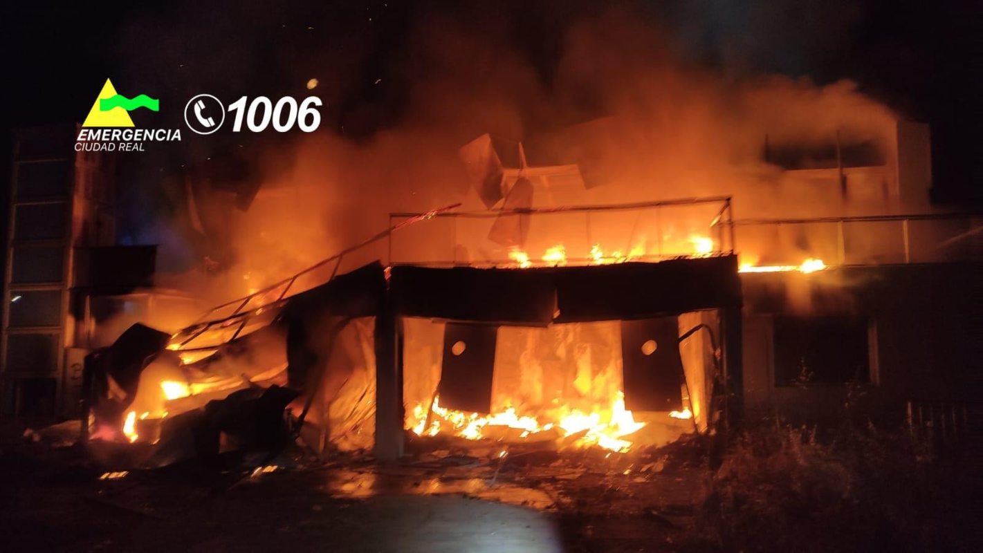 Aparatoso incendio de una casa abandonada en Puertollano.