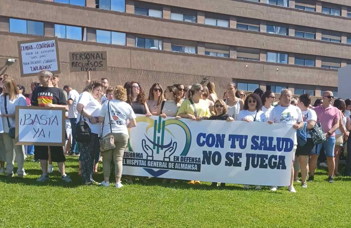 Protesta frente al hospital de Albacete.