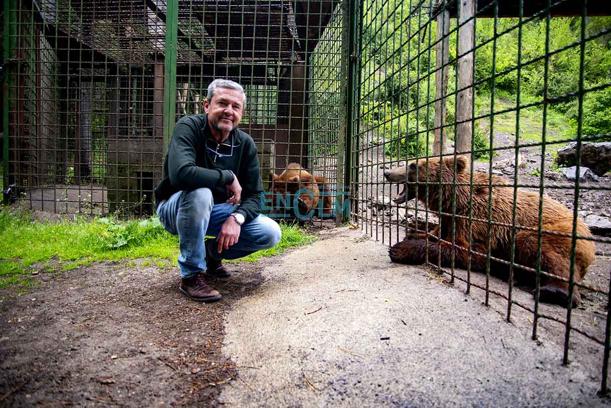 El veterinario de El Hosquillo, Miguel Ángel Verona, junto con un oso pardo.