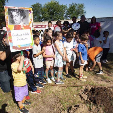 Los alumnos del colegio Fábrica de Armas, encantados con el clon del laurel de Becquer. Foto: Reneca Arango.