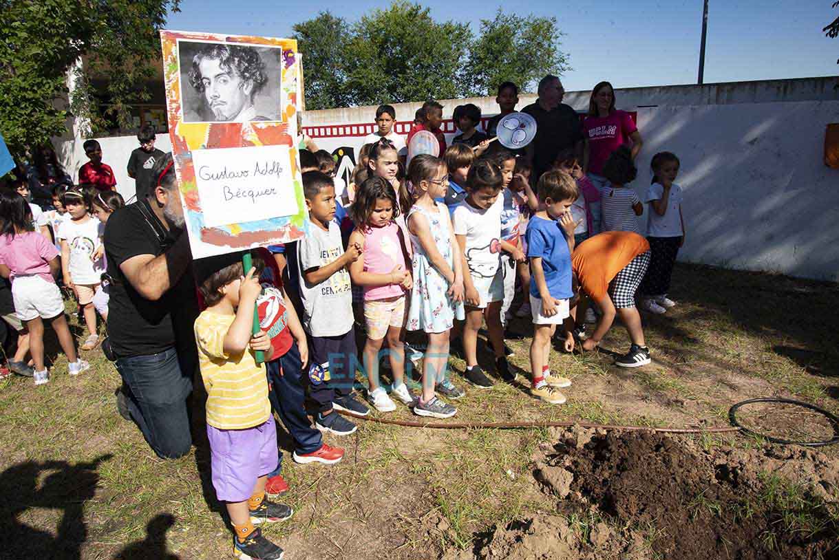 Los alumnos del colegio Fábrica de Armas, encantados con el clon del laurel de Bécquer. Foto: Rebeca Arango.