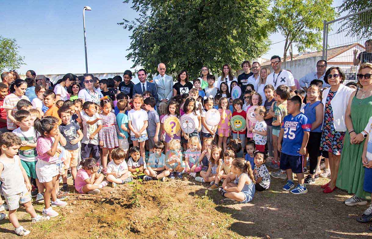 Foto de familia de la plantación del clon del laurel de Bécquer. Foto: Rebeca Arango.