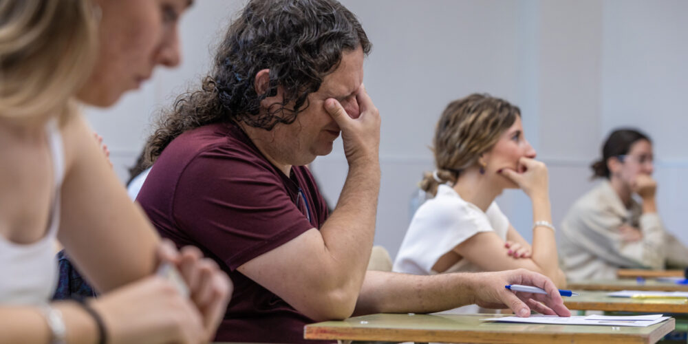 Varias personas esperan al comienzo de su examen del proceso de oposición del Cuerpo de Maestros del año 2024 en el IES Universidad Laboral de Toledo. Foto: EFE/Ángeles Visdómine.