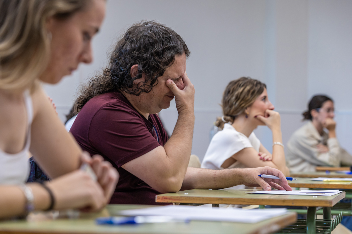 Varias personas esperan al comienzo de su examen del proceso de oposición del Cuerpo de Maestros del año 2024 en el IES Universidad Laboral de Toledo. Foto: EFE/Ángeles Visdómine.