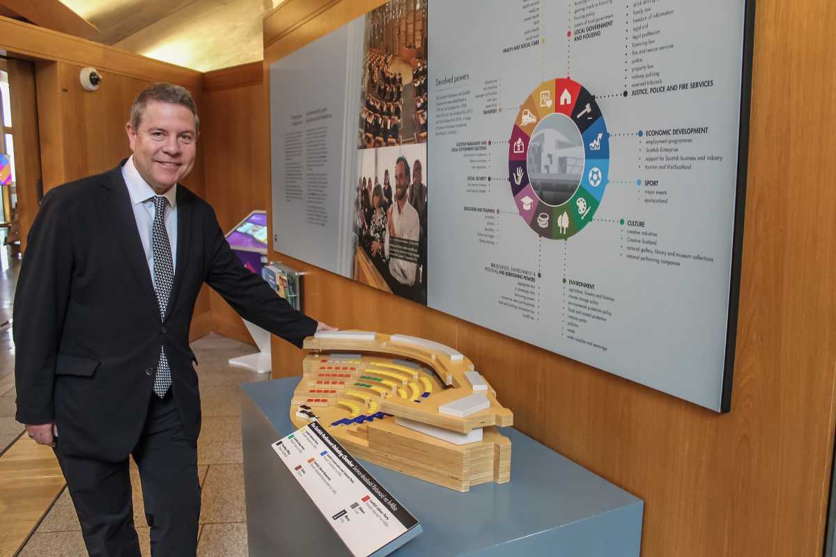 El presidente de Castilla-La Mancha, Emiliano García-Page, en su visita al Parlamento de Escocia.