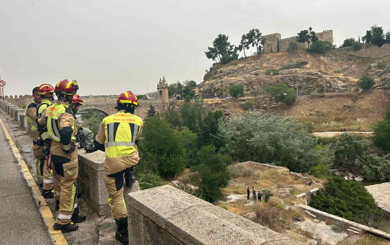 Bomberos y policías en el entorno del Puente de Alcántara. Foto: Sara Acero.