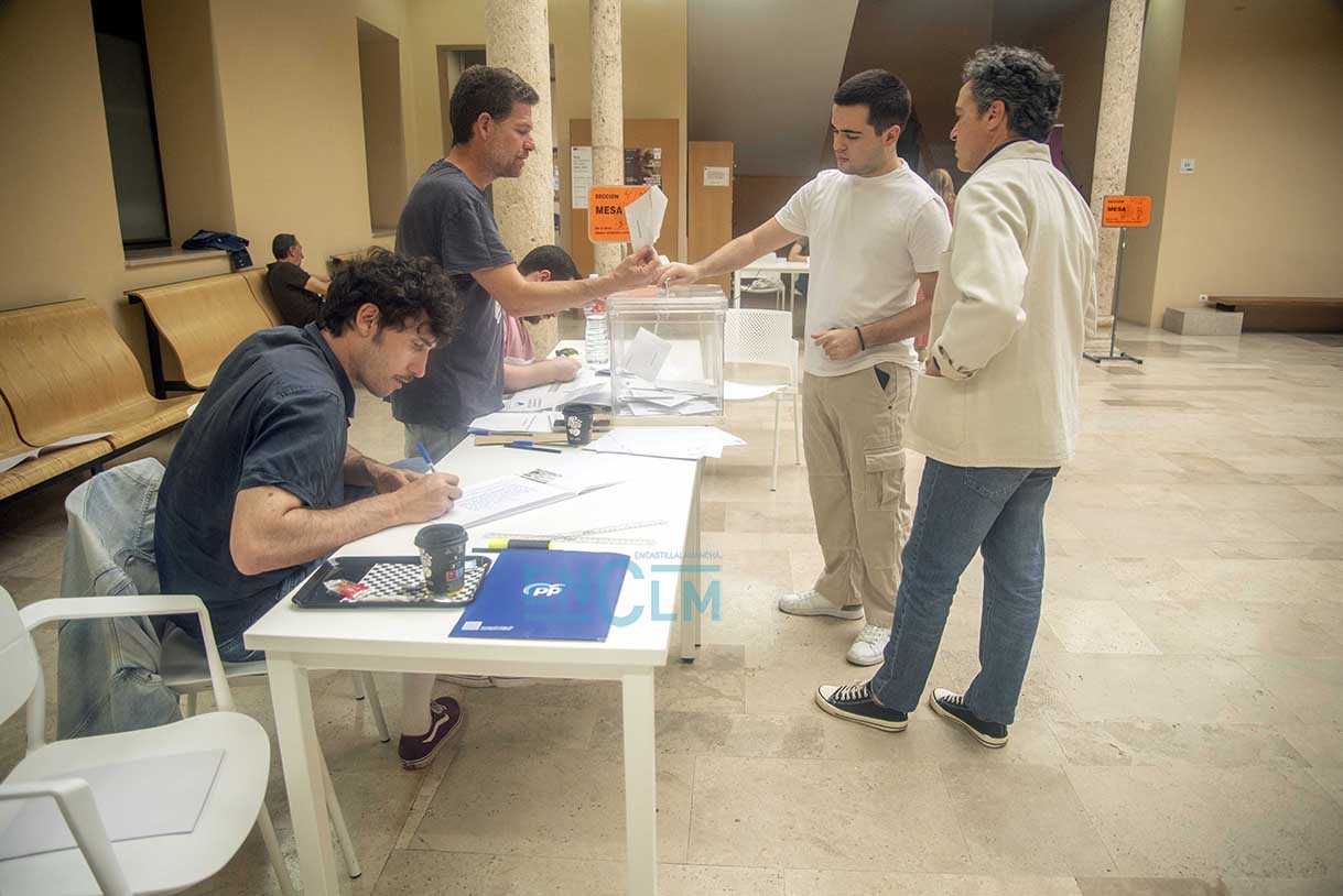 Ciudadanos votan en Toledo durante la jornada del 9J. Foto: Rebeca Arango.