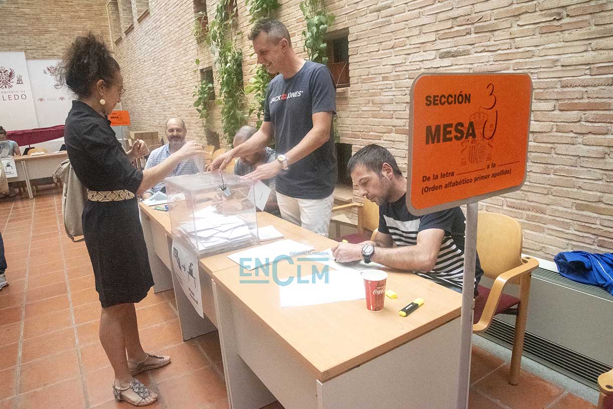 Una de las mesas electorales de las europeas del 9J, en Toledo. Foto: Rebeca Arango.