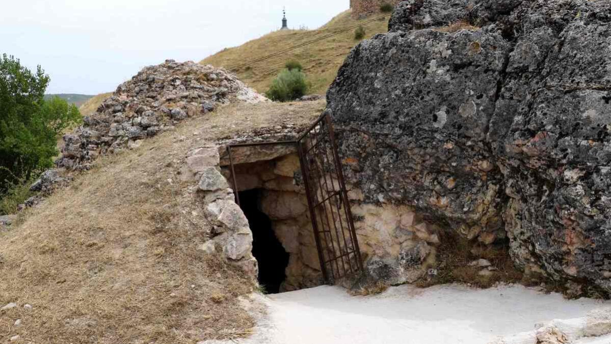 Entrada a la "nevera" de Cogolludo (Guadalajara)