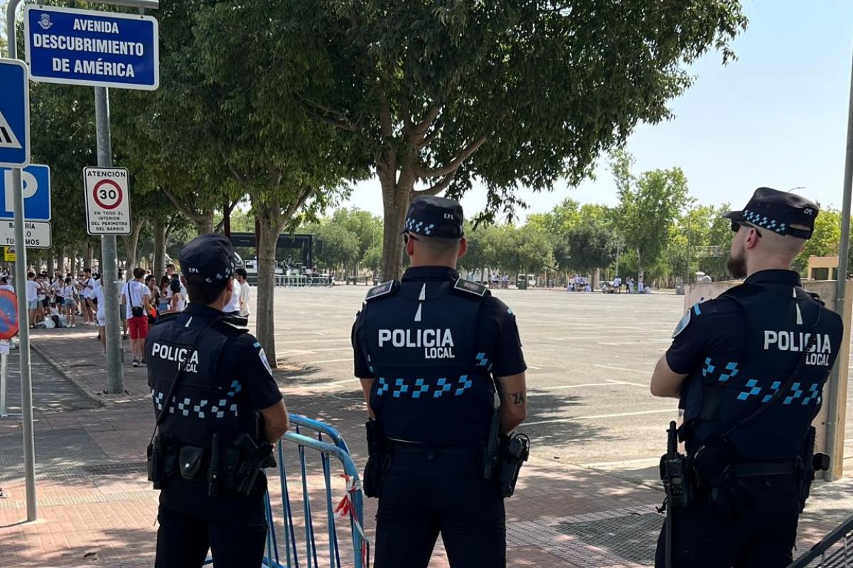 Agentes de la Policía Local vigilando el transcurso del Concurso de Limoná