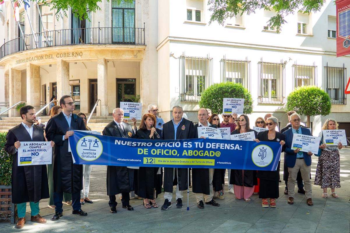 Concentración de los letrados del Turno de Oficio a las puertas de la Subdelegación