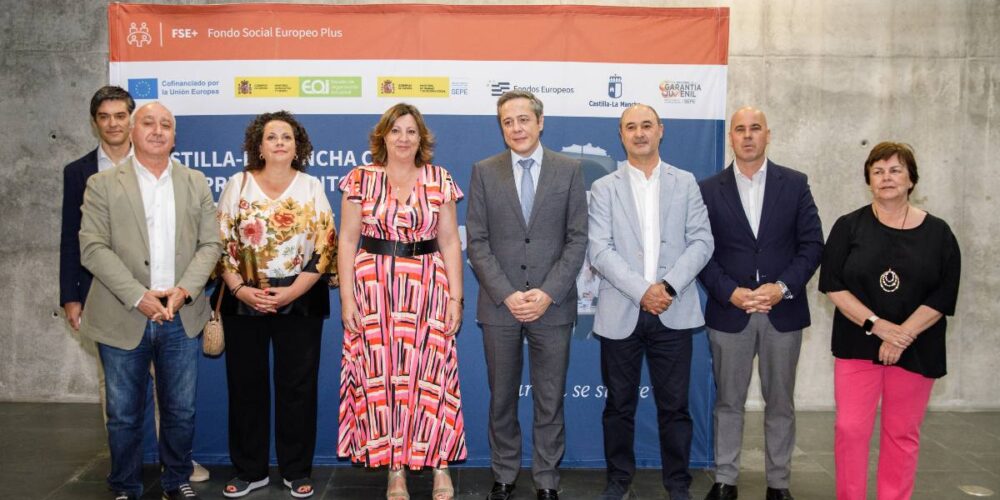 Foto de familia en la firma de los nuevos convenios entre el Gobierno regional y la EOI.