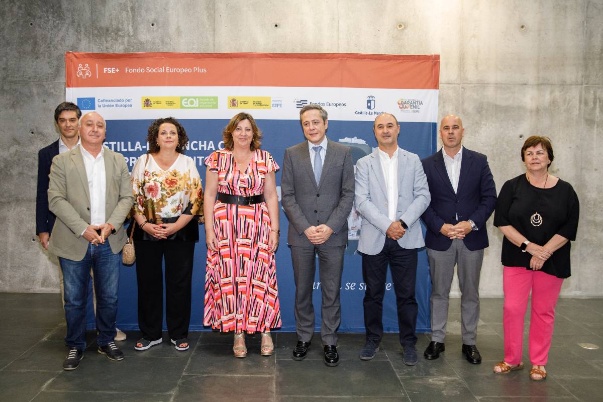 Foto de familia en la firma de los nuevos convenios entre el Gobierno regional y la EOI.