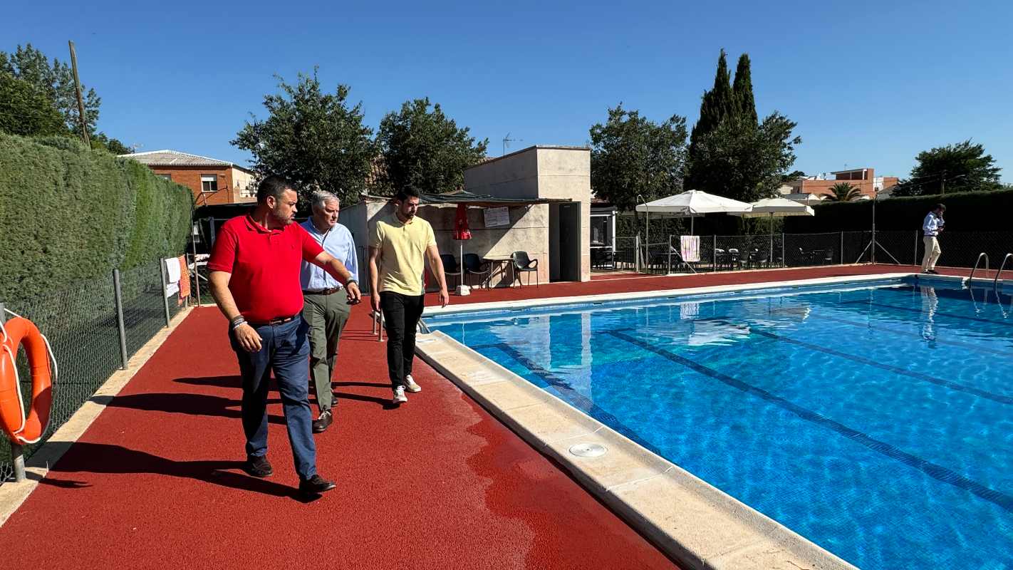 El alcalde de Ciudad Real, junto a varios concejales, ha visitado la piscina de Valverde