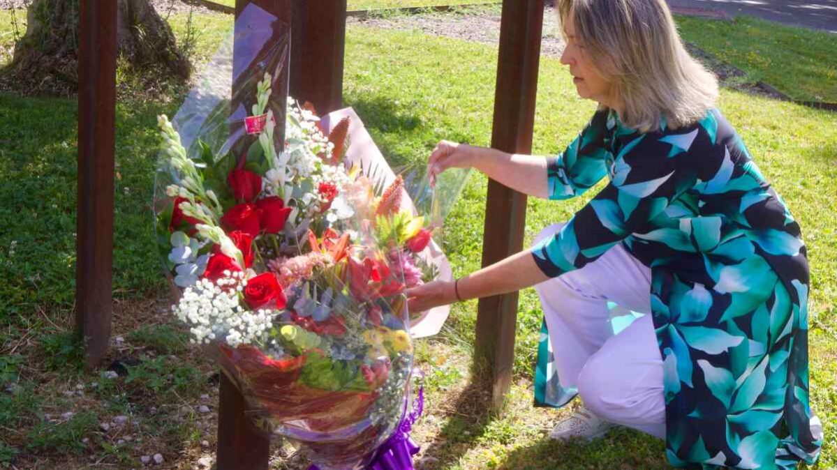 Ana Guarinos, alcaldesa de Guadalajara deposita flores en recuerdo a las víctimas de retén de Cogolludo