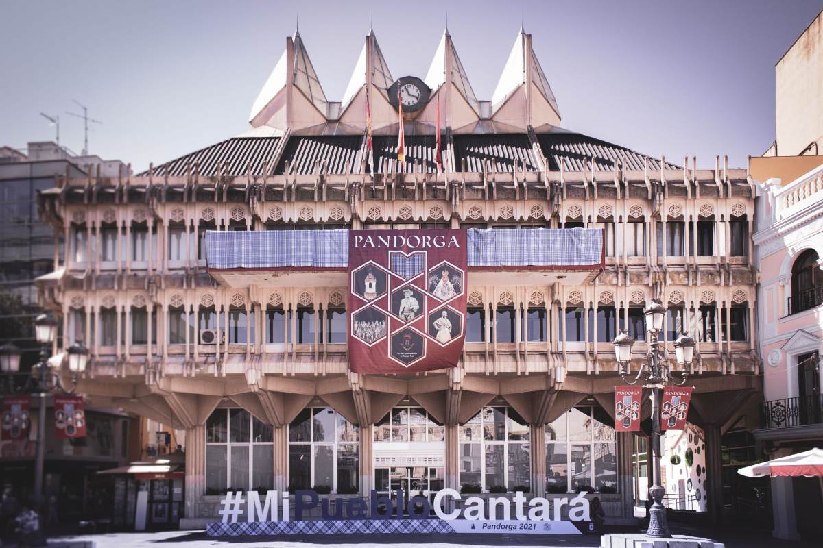 Imagen de archivo del Ayuntamiento de Ciudad Real engalanado para la celebración de la Pandorga