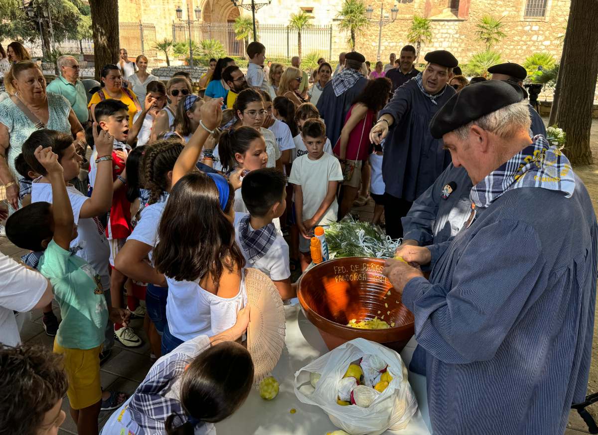 Los niños han conocido cómo se elabora la tradicional "limoná", aunque en este caso sin alcohol