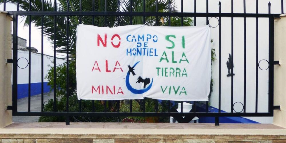 Pancarta de Sí a la Tierra Viva colgada en un municipio del Campo de Montiel