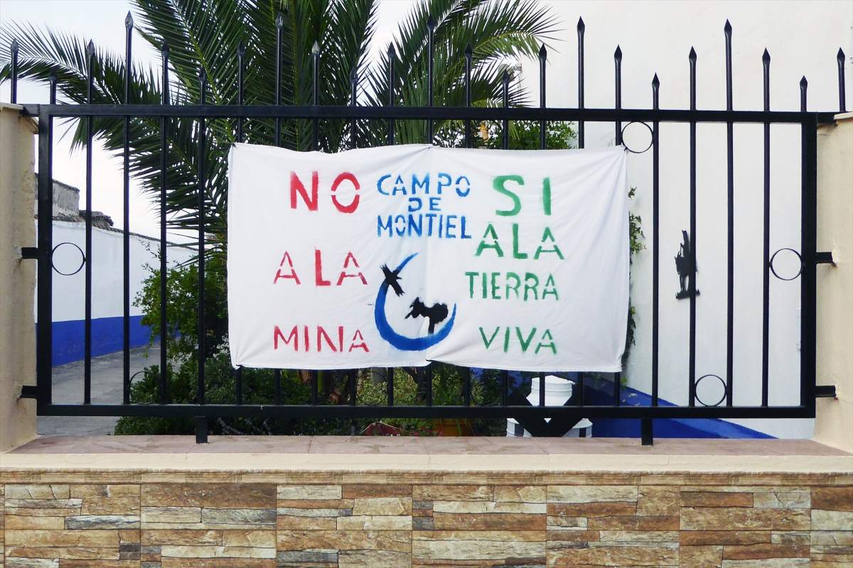 Pancarta de Sí a la Tierra Viva colgada en un municipio del Campo de Montiel