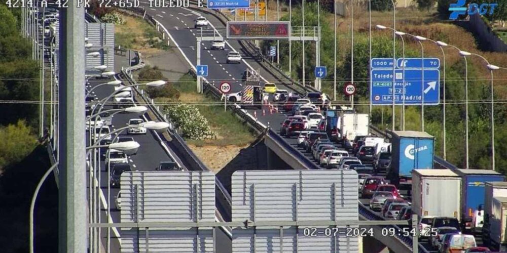 Atasco en la A-42 por una colisión en cadena.