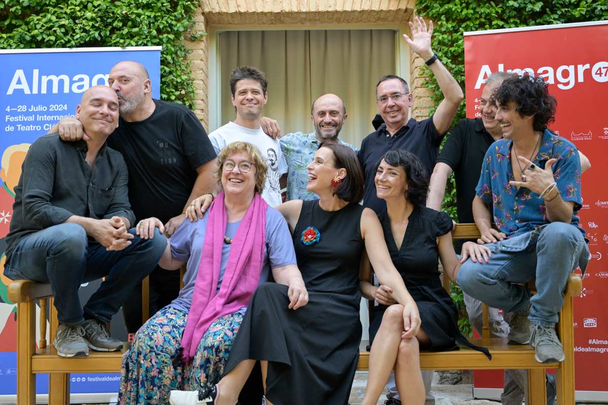 Laila Ripoll (centro, a la izquierda) participó en la presentación de las obras de los días 19 y 20. Foto: EFE.