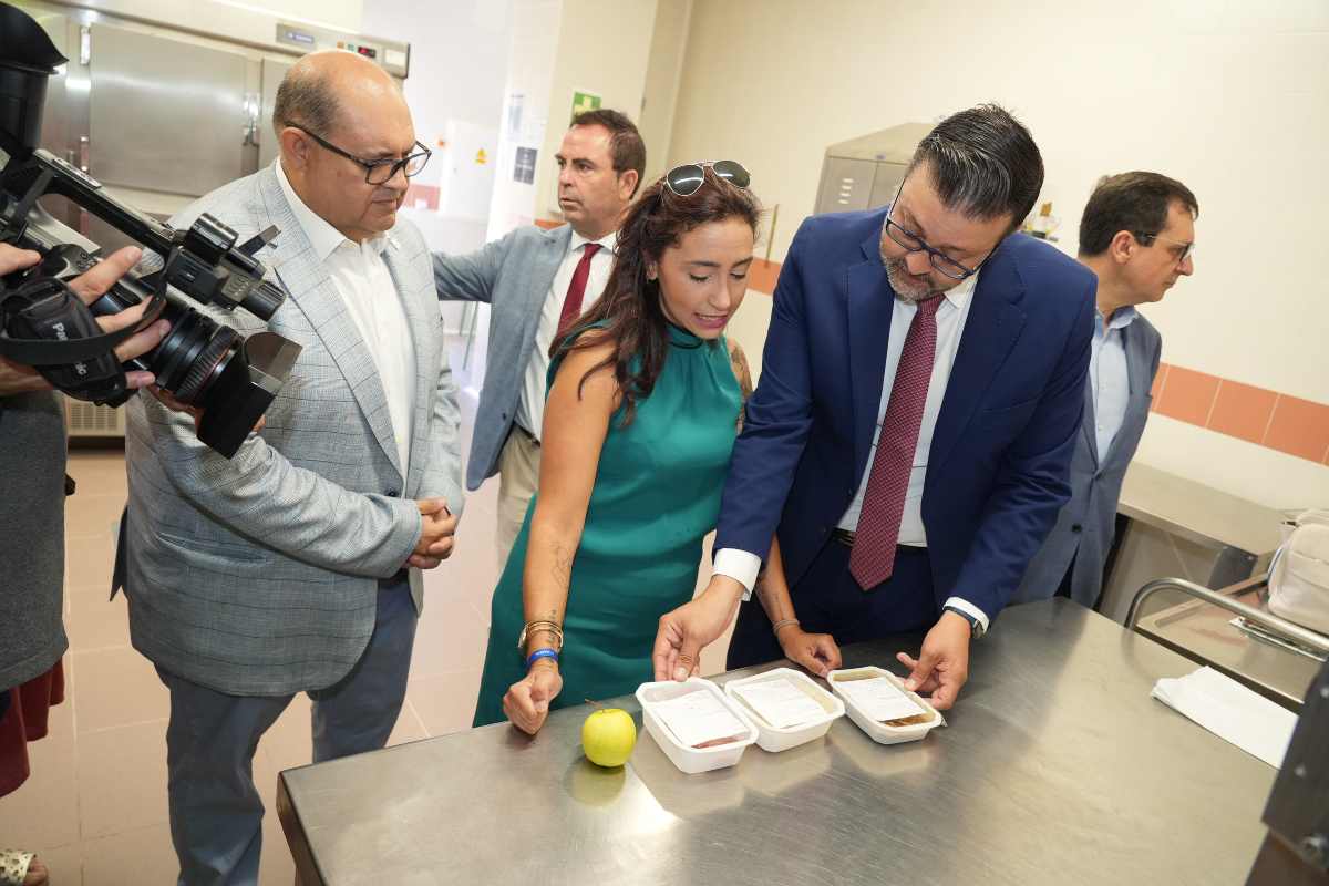 El consejero Amador Pastor durante una visita al comedor que se está desarrollando en el municipio toledano de Villaluenga de la Sagra