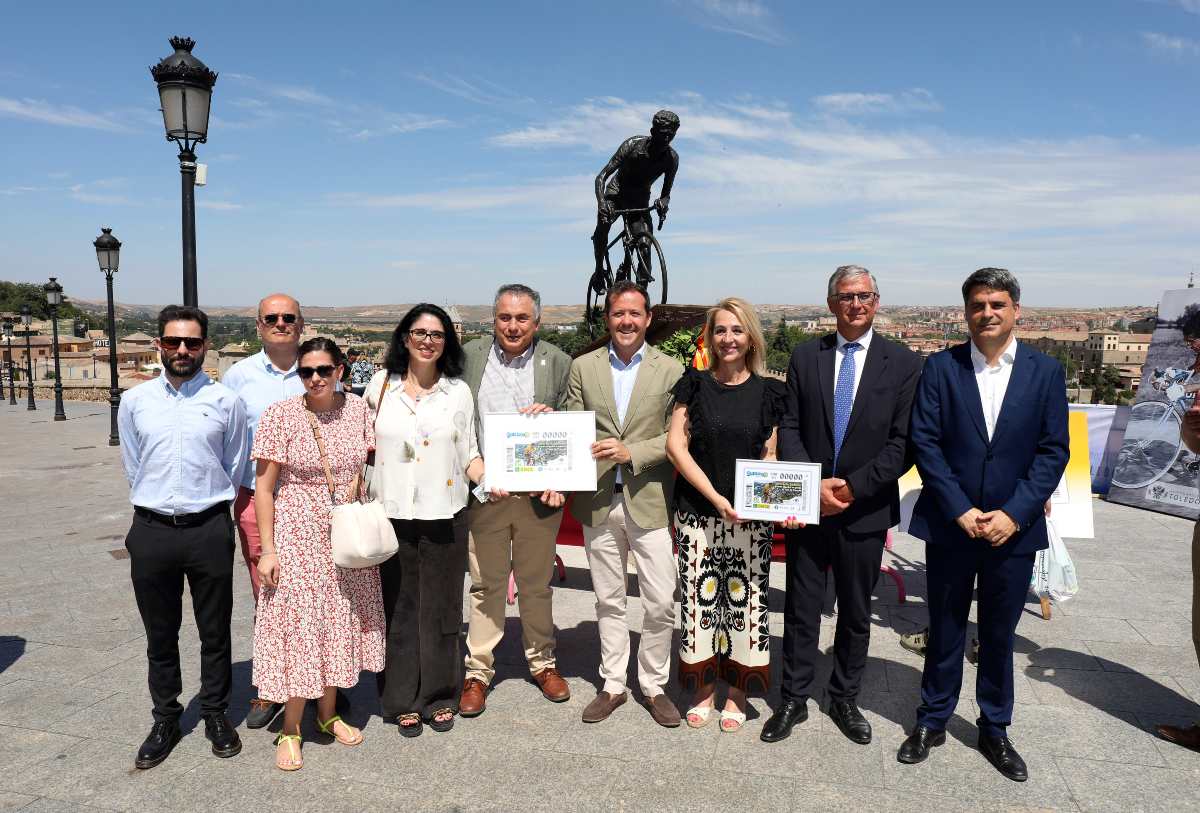 La estatua ya luce de nuevo después de ser vandalizada.