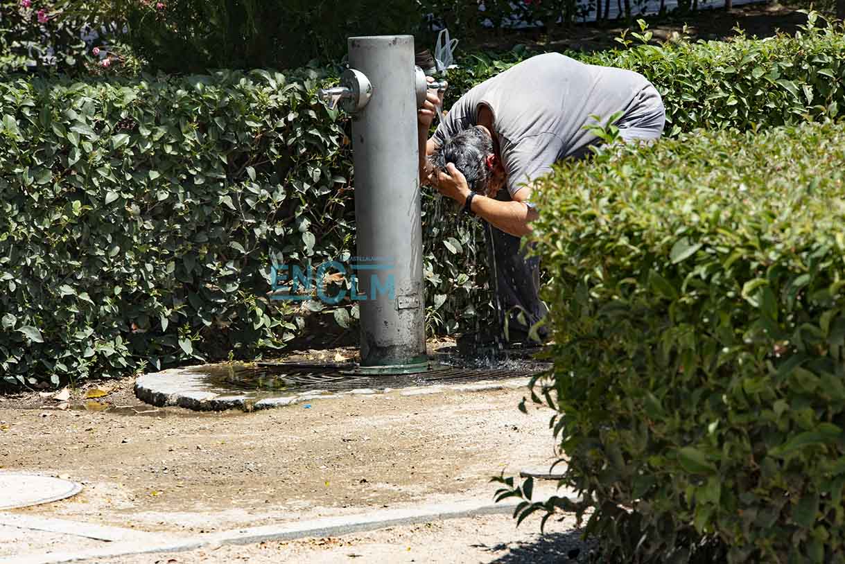 Un hombre se refresca. Foto: Rebeca Arango.