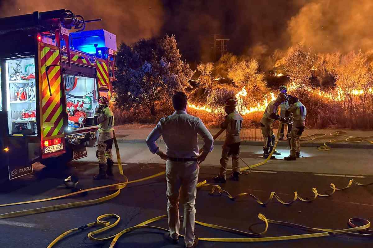 El alcalde de Toledo, Carlos Velázquez, junto a varios bomberos en el incendio de Valparaíso.