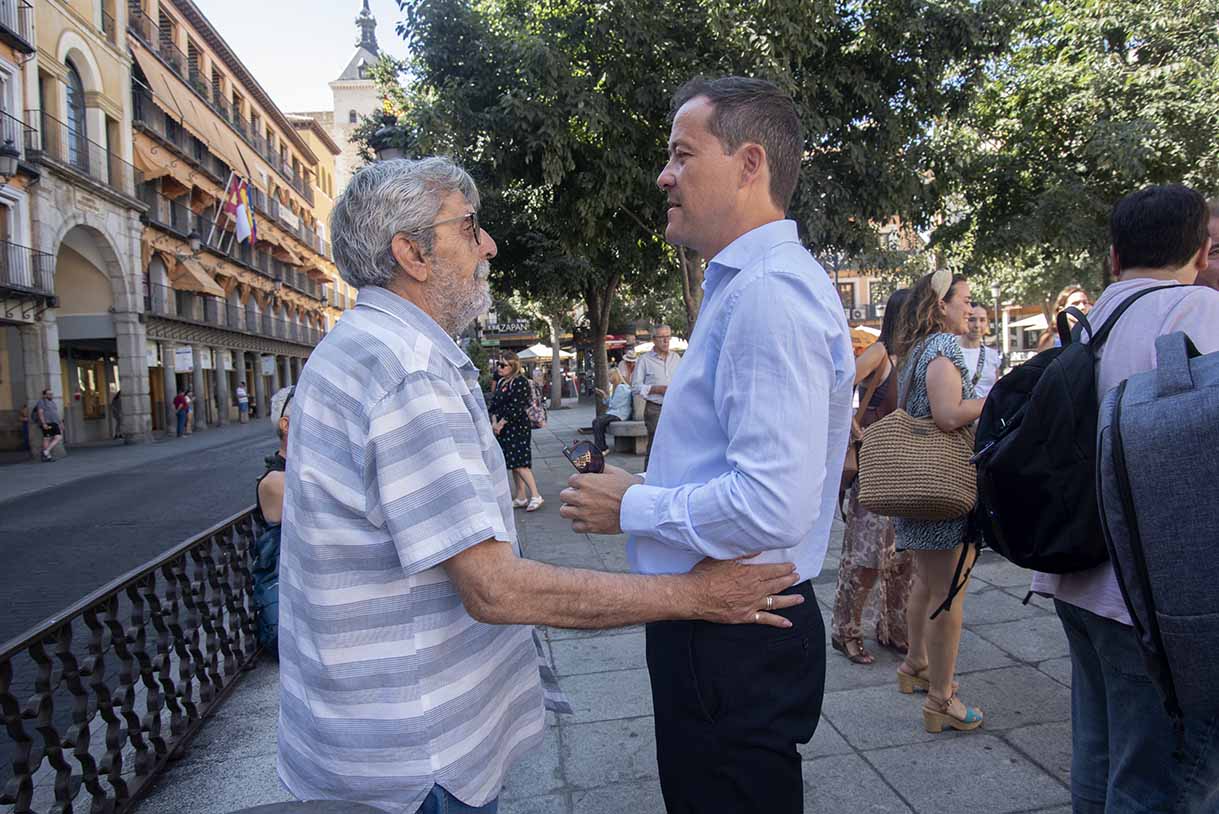 El alcalde de Toledo, charlando hoy martes con un vecino. Foto: Rebeca Arango.