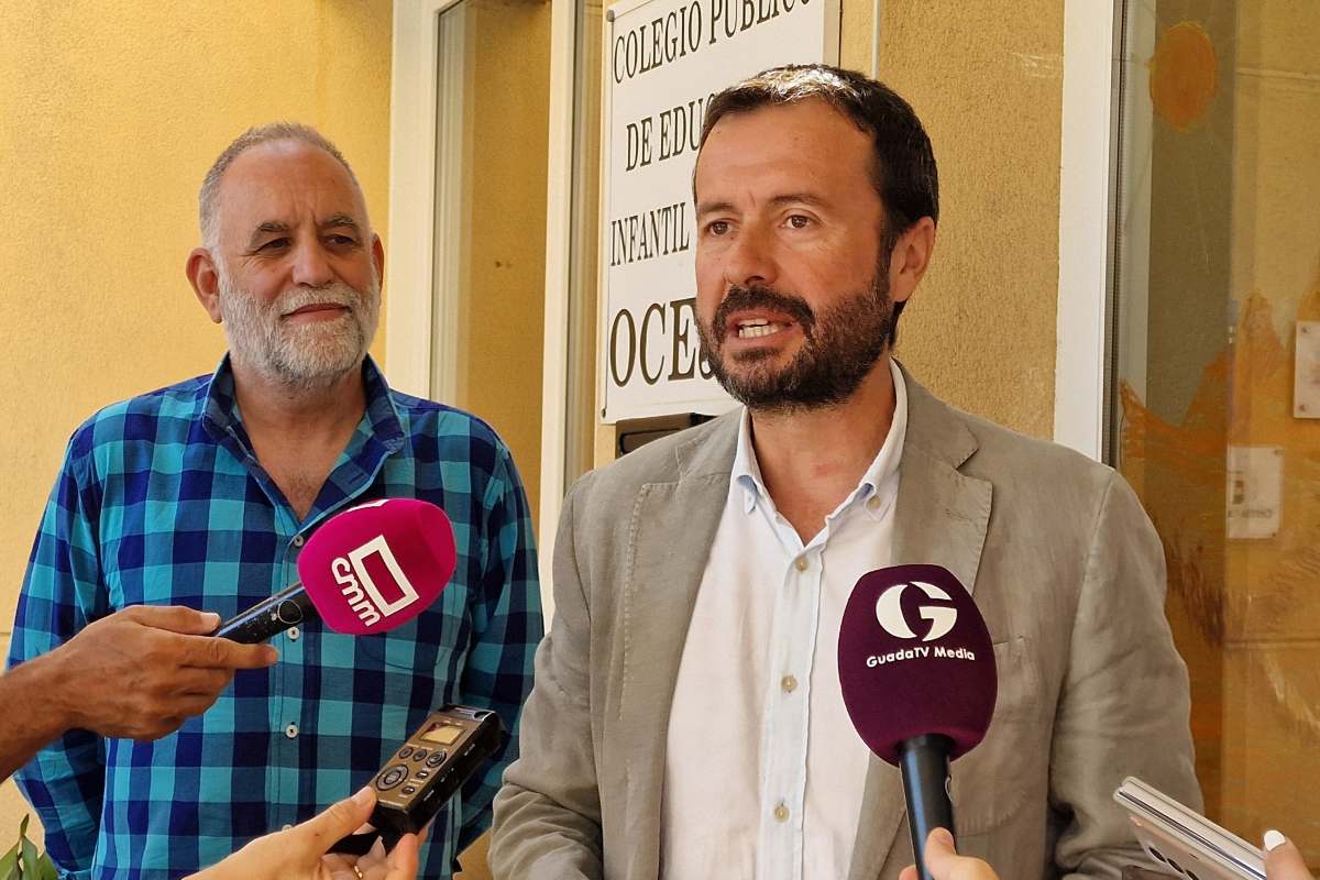 José Luis Escudero, delegado de la Junta en Guadalajara visita las obras en el Colegio Ocejón.