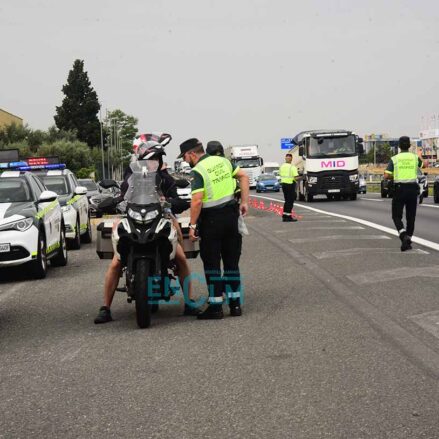 Control de alcoholemia de la Guardia Civil en campaña de prevención de accidentes en motos y ciclomotores