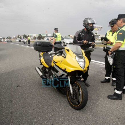 Control de alcoholemia de la Guardia Civil en campaña de prevención de accidentes en motos y ciclomotores