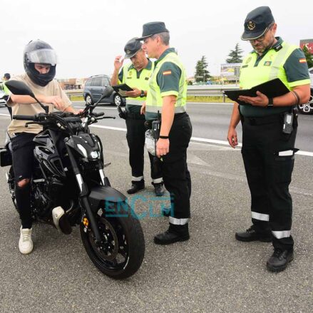 Control de alcoholemia de la Guardia Civil en campaña de prevención de accidentes en motos y ciclomotores