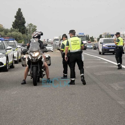 Control de alcoholemia de la Guardia Civil en campaña de prevención de accidentes en motos y ciclomotores