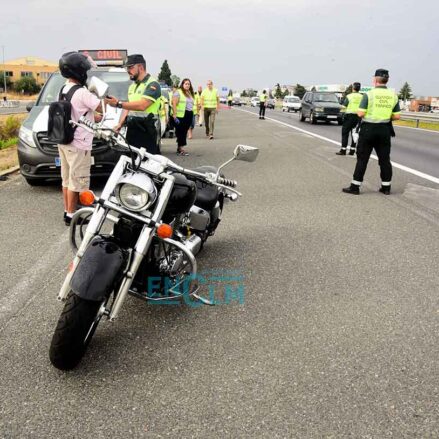 Control de alcoholemia de la Guardia Civil en campaña de prevención de accidentes en motos y ciclomotores