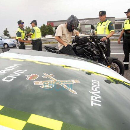 Control de alcoholemia de la Guardia Civil en campaña de prevención de accidentes en motos y ciclomotores