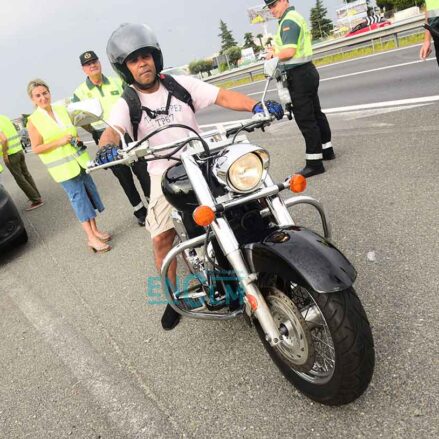 Control de alcoholemia de la Guardia Civil en campaña de prevención de accidentes en motos y ciclomotores