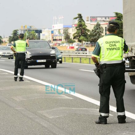 Control de alcoholemia de la Guardia Civil en campaña de prevención de accidentes en motos y ciclomotores