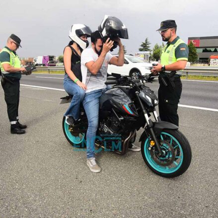 Control de alcoholemia de la Guardia Civil en campaña de prevención de accidentes en motos y ciclomotores