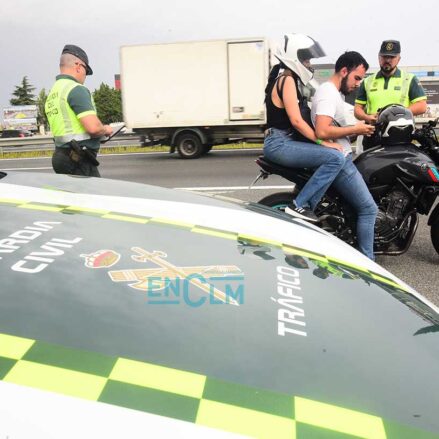 Control de alcoholemia de la Guardia Civil en campaña de prevención de accidentes en motos y ciclomotores