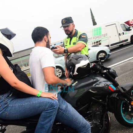 Control de alcoholemia de la Guardia Civil en campaña de prevención de accidentes en motos y ciclomotores